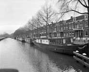 858741 Afbeelding van woonboten langs de Leidsekade te Utrecht (tussen de J.P. Coenbrug en de Abel Tasmanbrug). Rechts ...